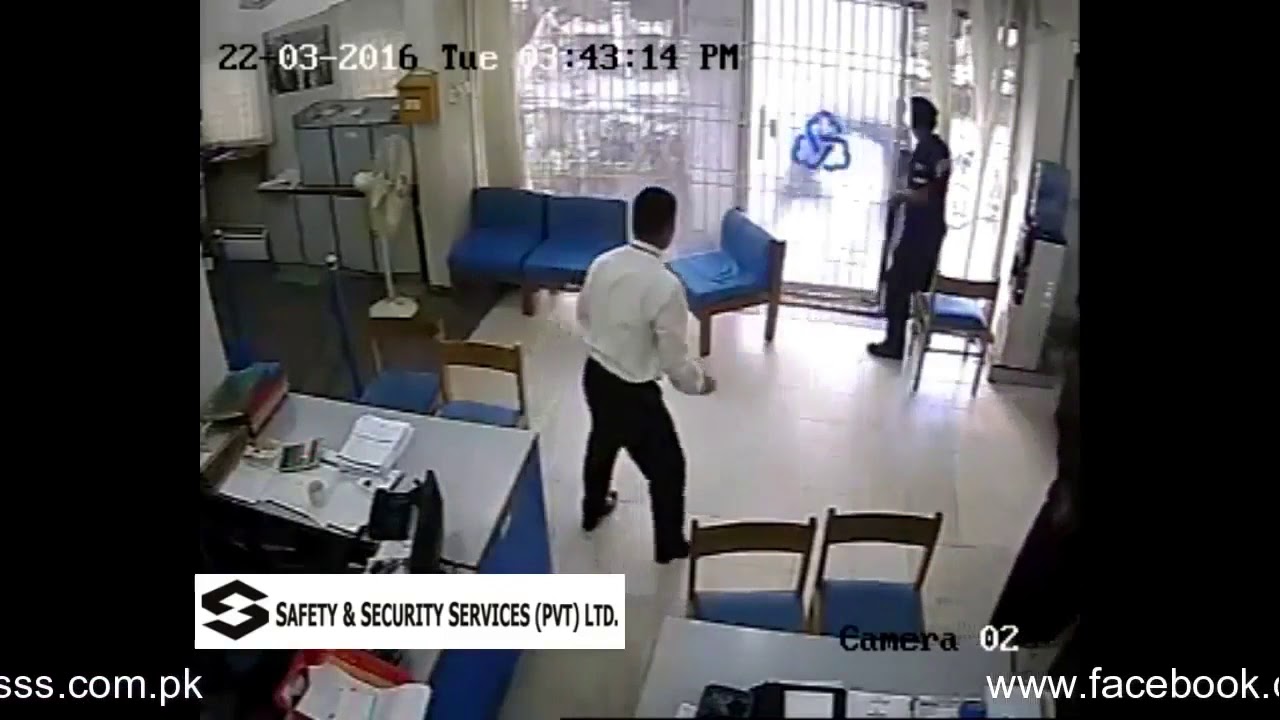 Robbers shoots by Security Guard in Bank at Karachi Pakistan