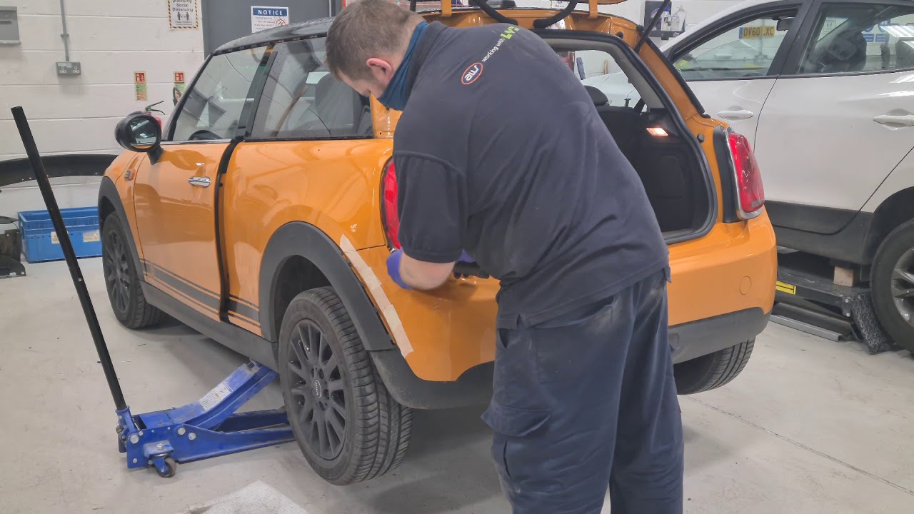 как снять задний бампер на Mini F56 Cooper 2017 года...