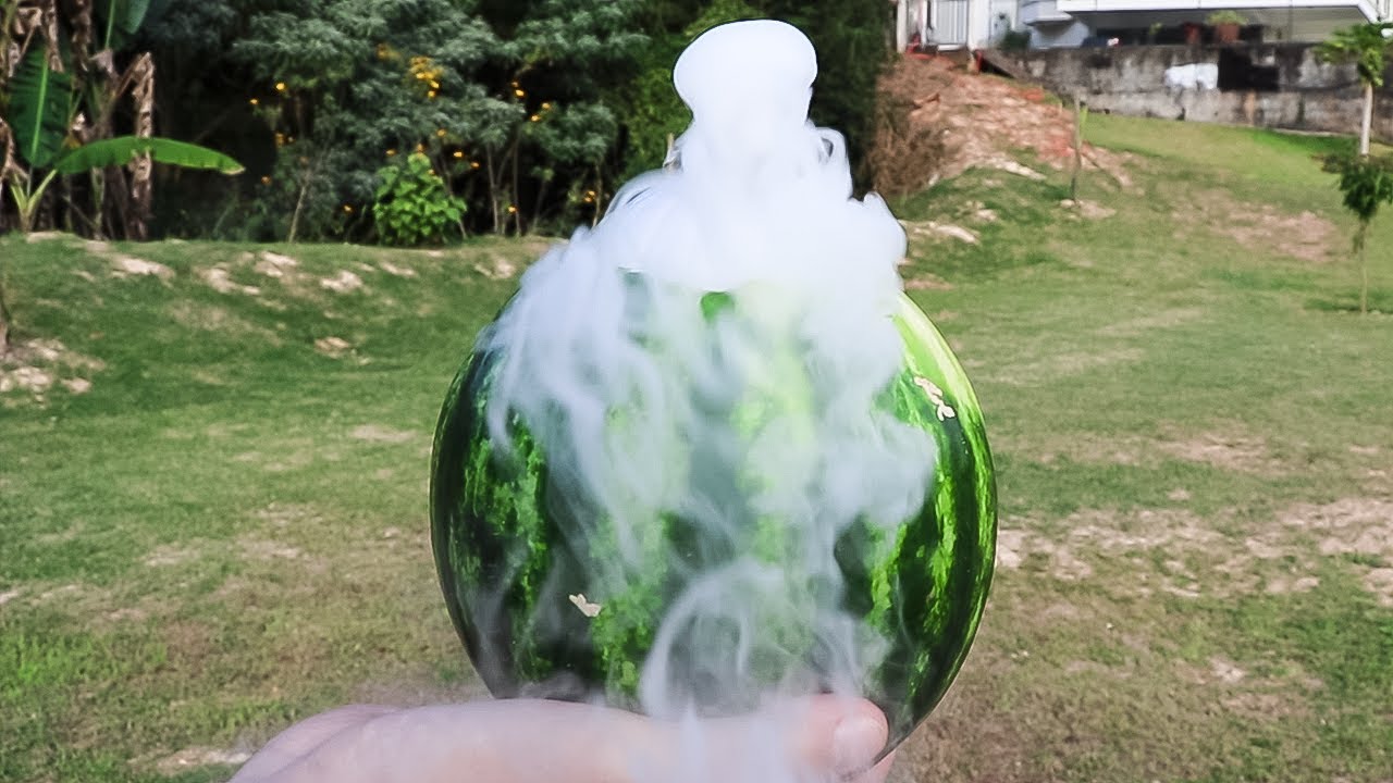 Quão forte é uma BOMBA de Gelo Seco??