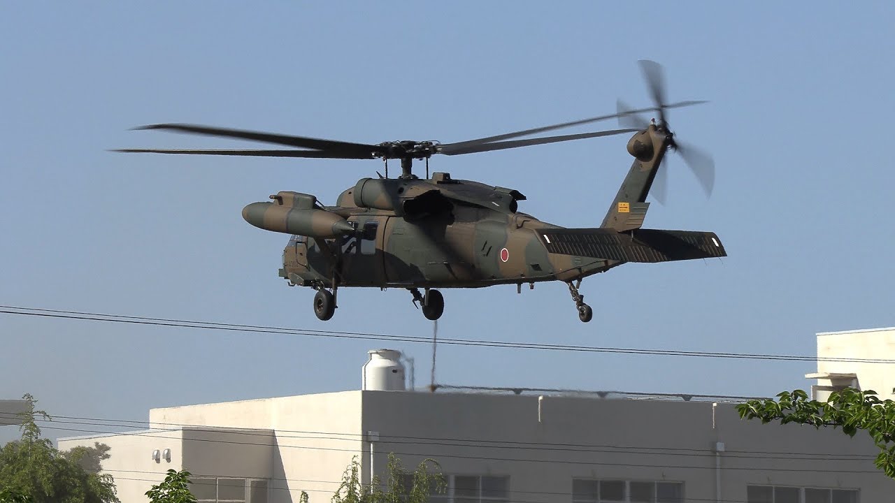 【通称“戦国自衛隊の城”】新発田城の背後から離陸する陸上自衛隊 OH-6D（カイユース）観測ヘリコプターとUH-60JA（ブラックホーク）多用途ヘリコプター 第12ヘリコプター隊所属機 新発田駐屯地