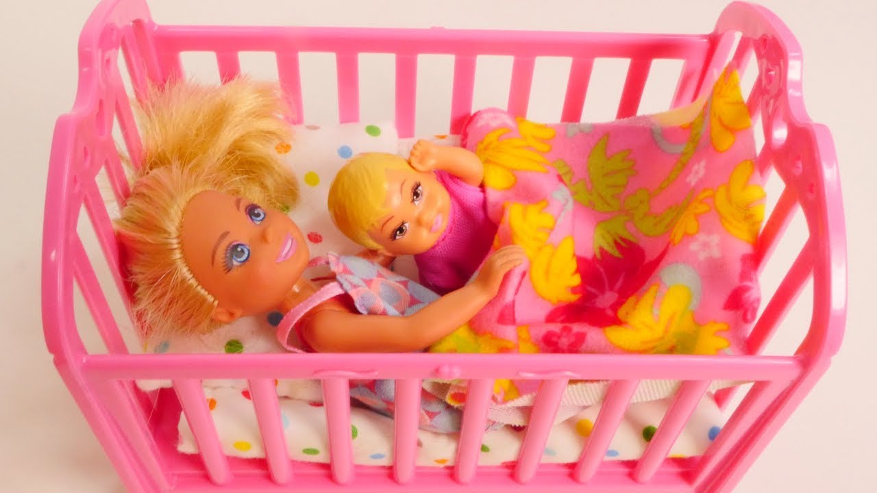 Chelsea tek başına kardeşine bakıyor. Barbie oyunları