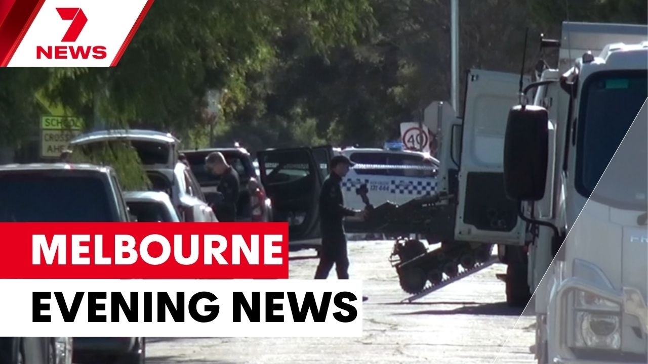 Bomb squad shuts down a Geelong street; Another country dragged into war | 7NEWS Melbourne