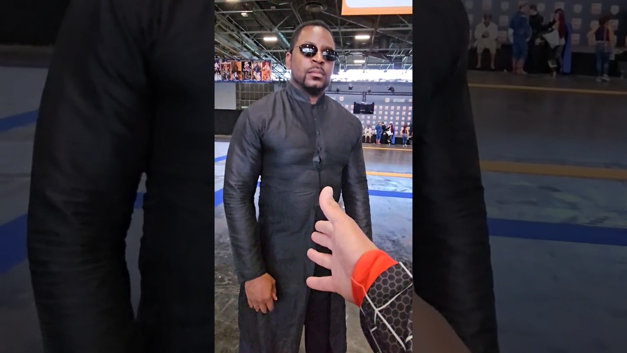 will #Neo Shake my hand? Shake my hand in your character! #matrix #neo #Japanexpo