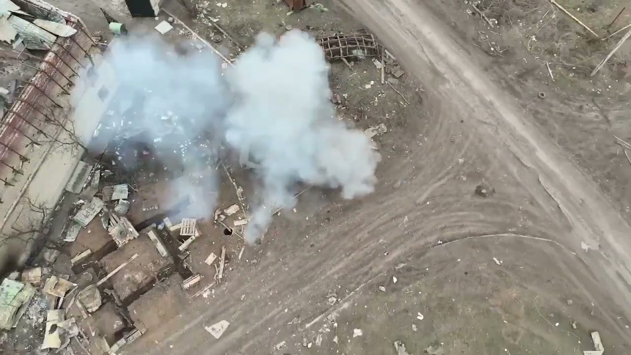 La grenade thermobarique RGT-27S2 a &eacute;t&eacute; lanc&eacute;e dans la trappe ouverte du BMP-2