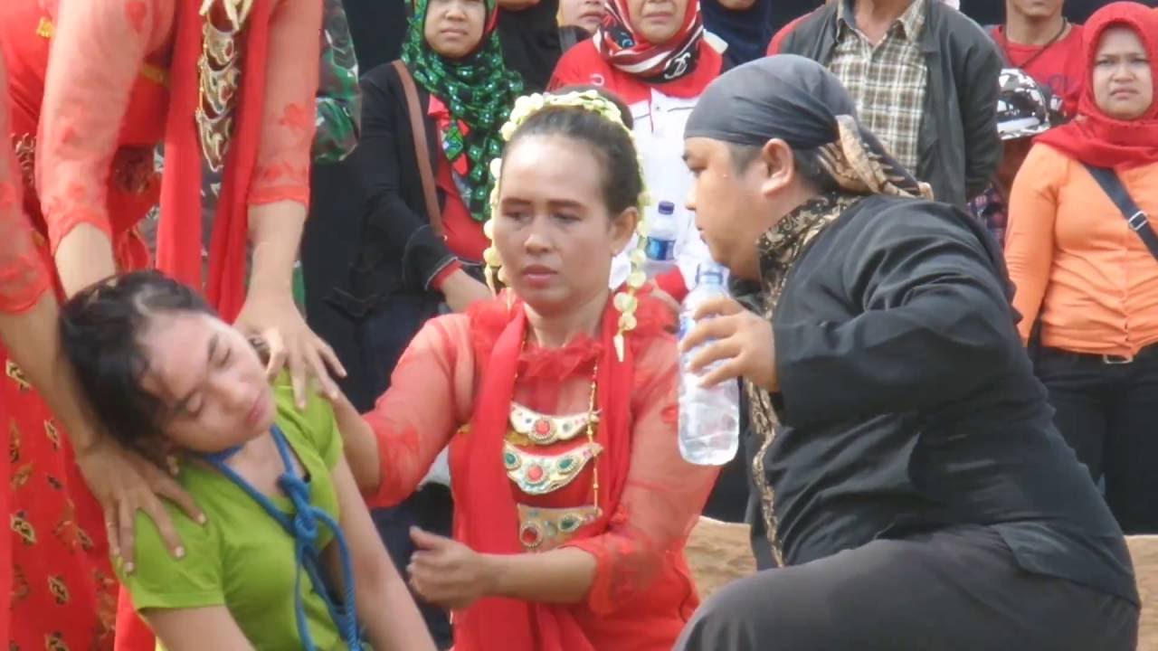 Kesenian sintren dalam rangka Ootrad Unpad 2016 (bag 2)