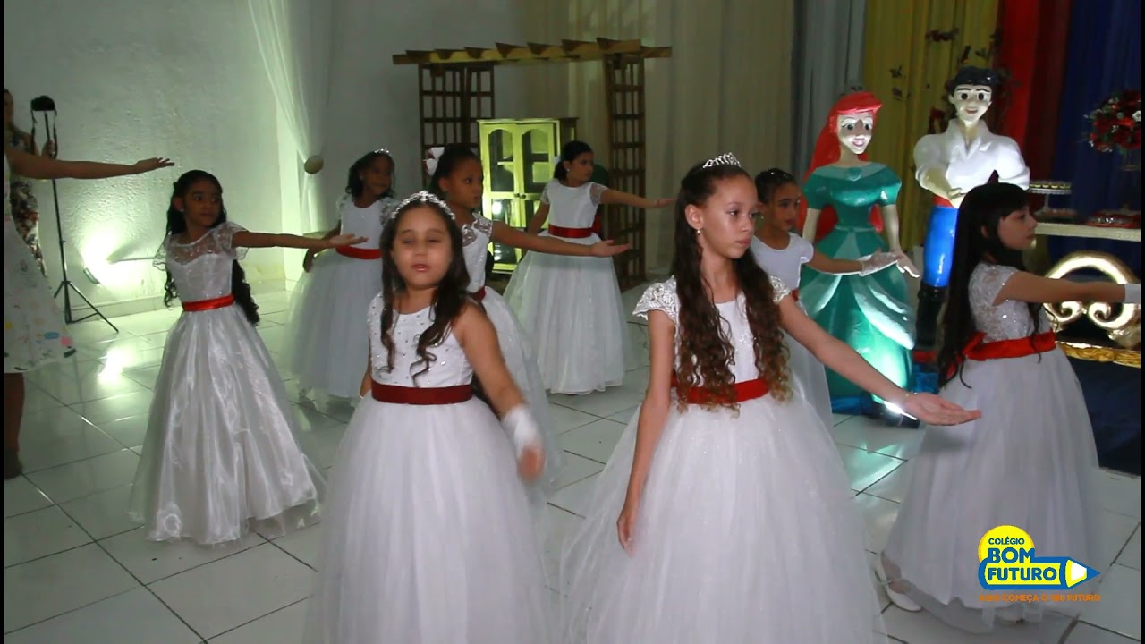 Alunos do Colégio Bom Futuro Dançam a Música Um mundo Ideal