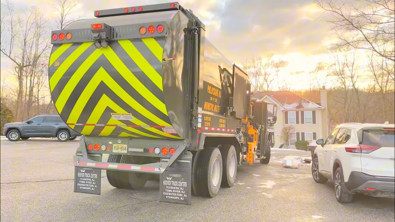 BRAND NEW Labrie garbage truck on Christmas Eve trash (Sanico 304)