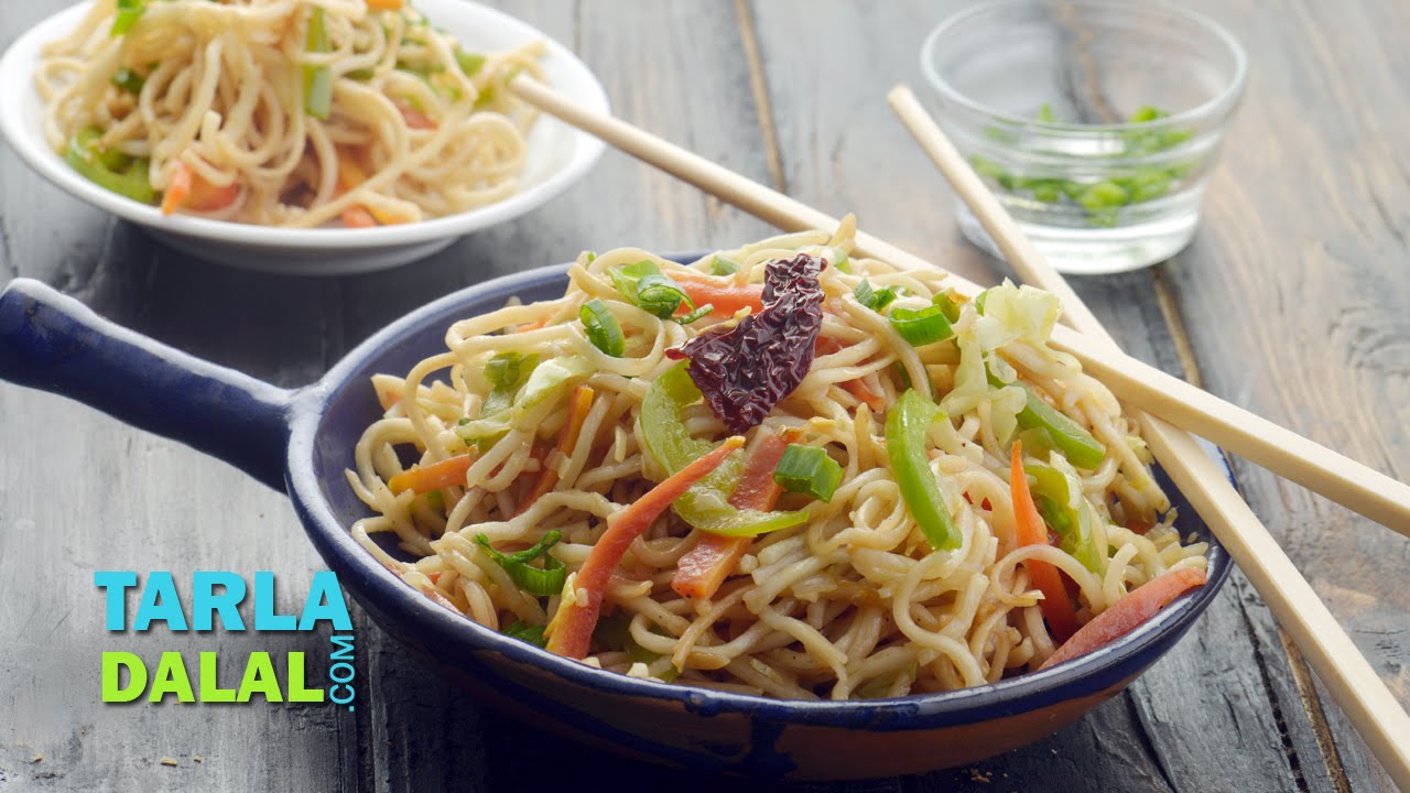 हक्का नूडल्स (Hakka Noodles, Vegetable Hakka Noodles) by Tarla Dalal