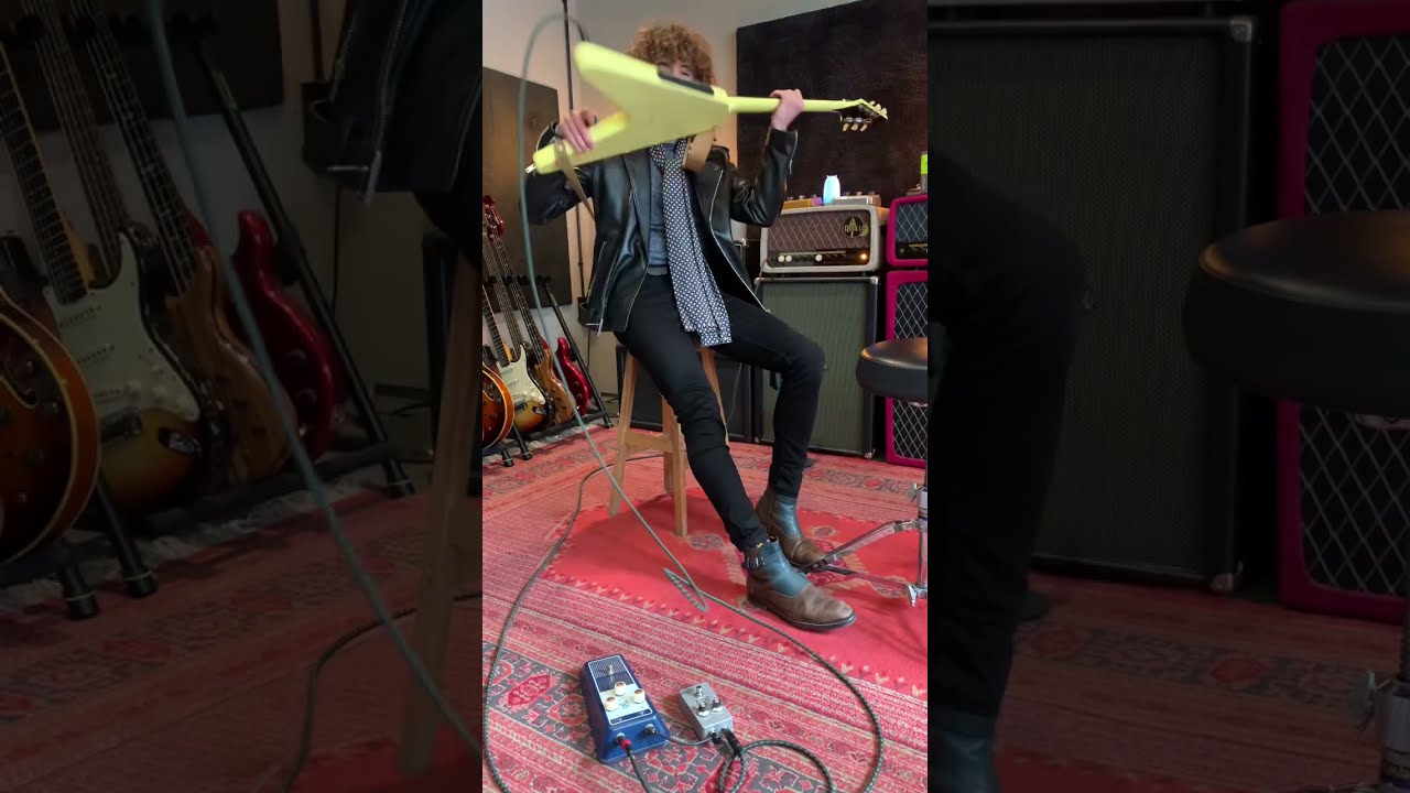 Fuzz time ⚡️⚡️ with Flying V with Wizz pickups 🙌🏻