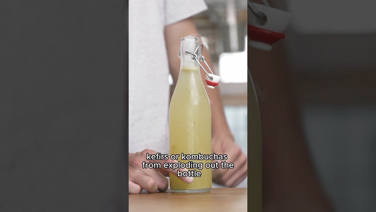 Домашняя газировка со вкусом огурца, чили и лайма, приготовленная с использованием имбирной закваски