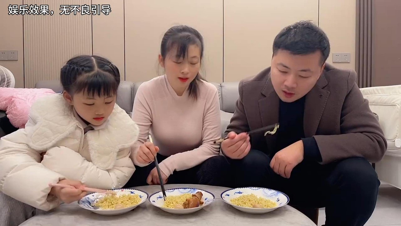 妈妈本想坑爸爸，闺女发现后，联合爸爸坑了妈妈，妈妈一脸无奈