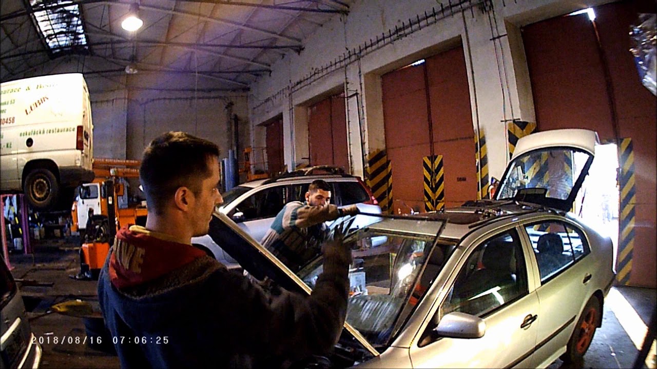 Výměna čelního okna Škoda Octavia