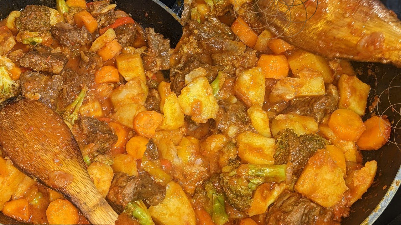 UKO WATEGURA IBIRAYI BIRIMO BROCCOLI 🥦 N'INYAMA BIRYOSHYE 😋😋// potatoes,meat and broccoli dish 