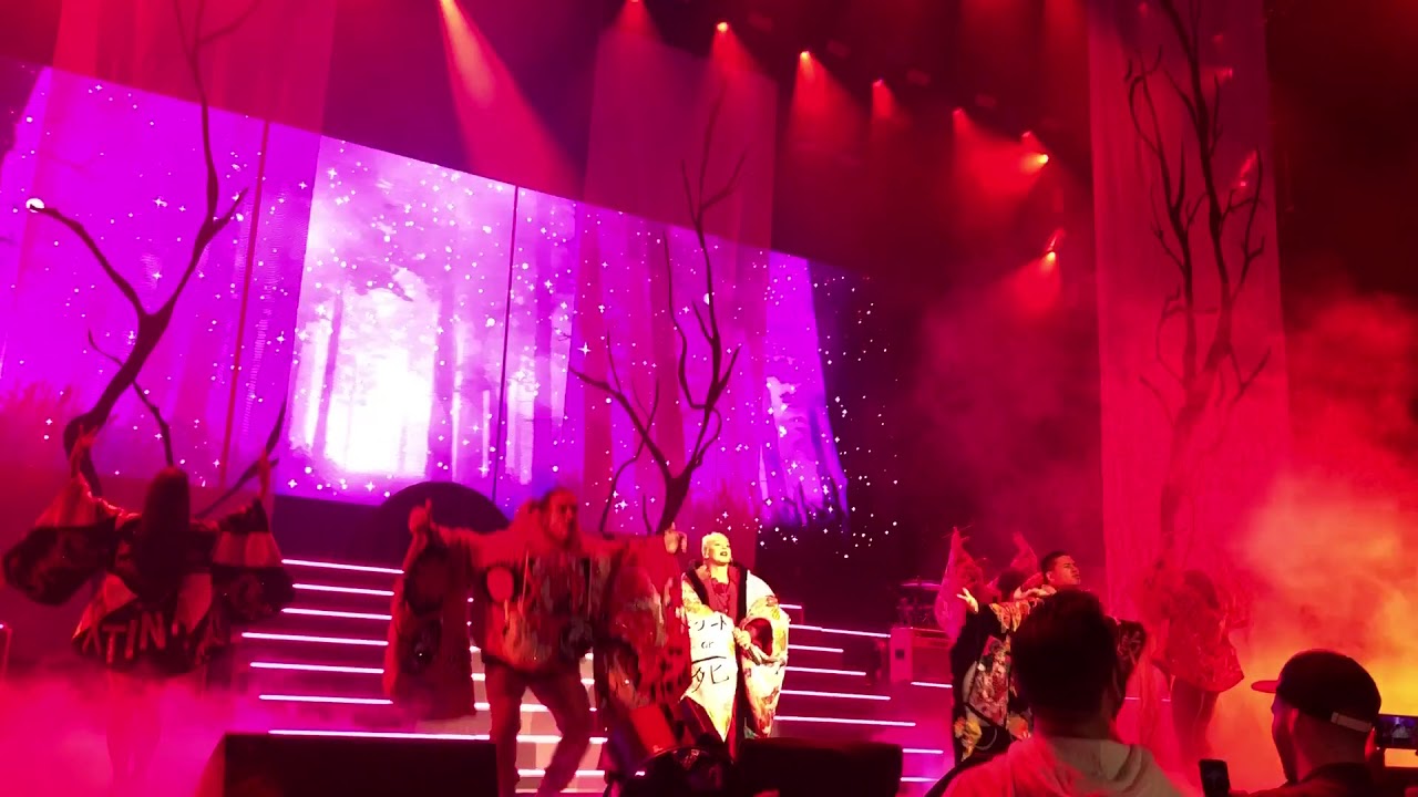 Christina Aguilera - Liberation Tour - Genie In A Bottle (Live) HQ