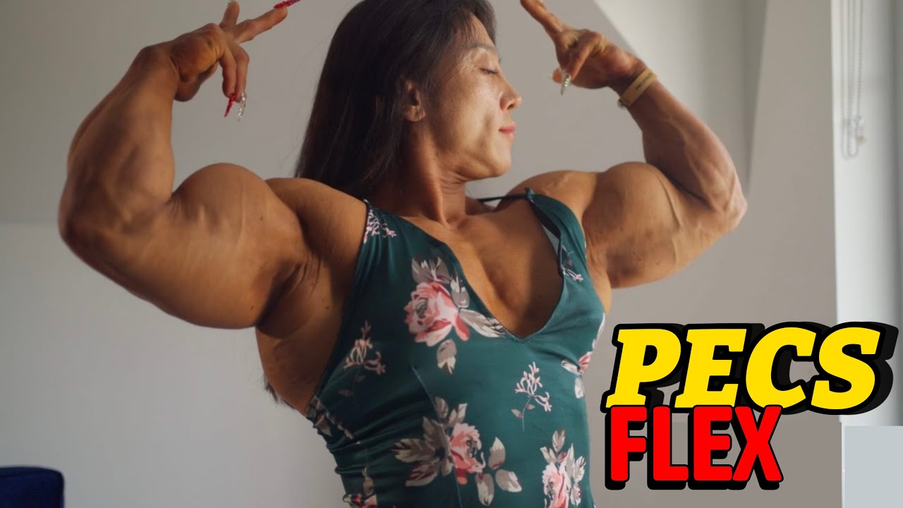 Female bodybuilder muscle flex