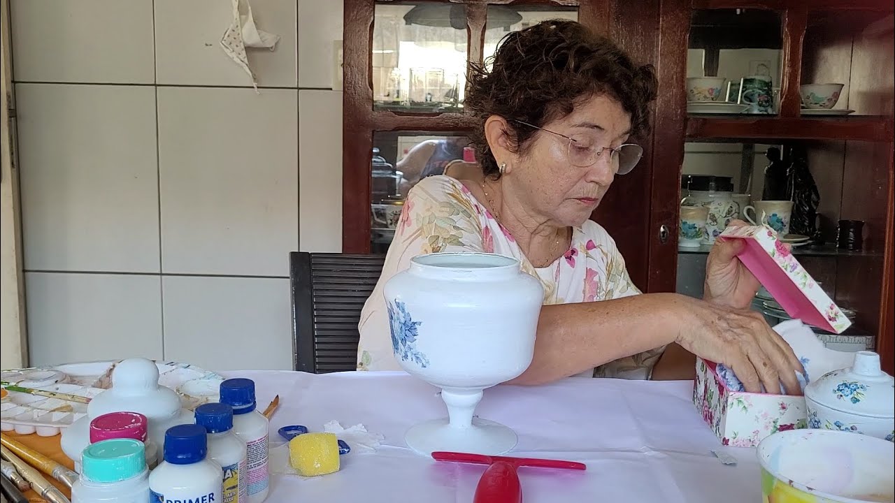 Imitação de porcelana portuguesa em peça de vidro.