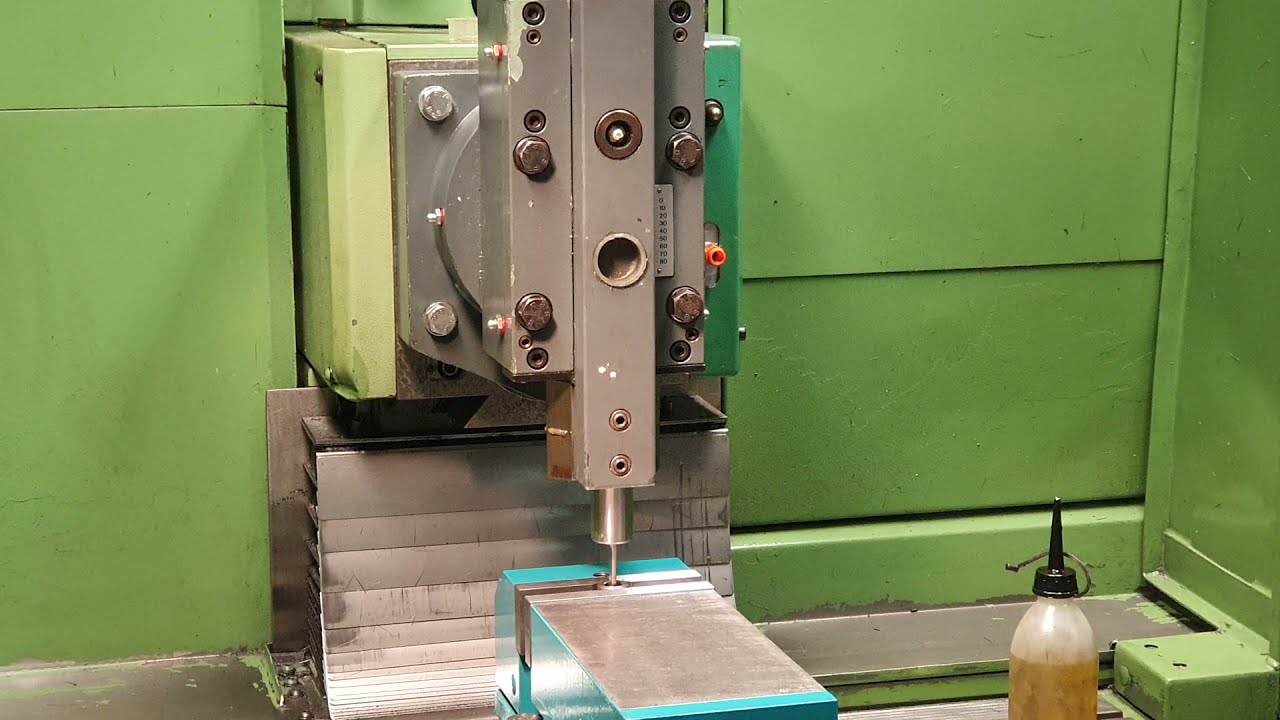 Nut Sto&szlig;en auf einer Maho 500 Fr&auml;smaschine