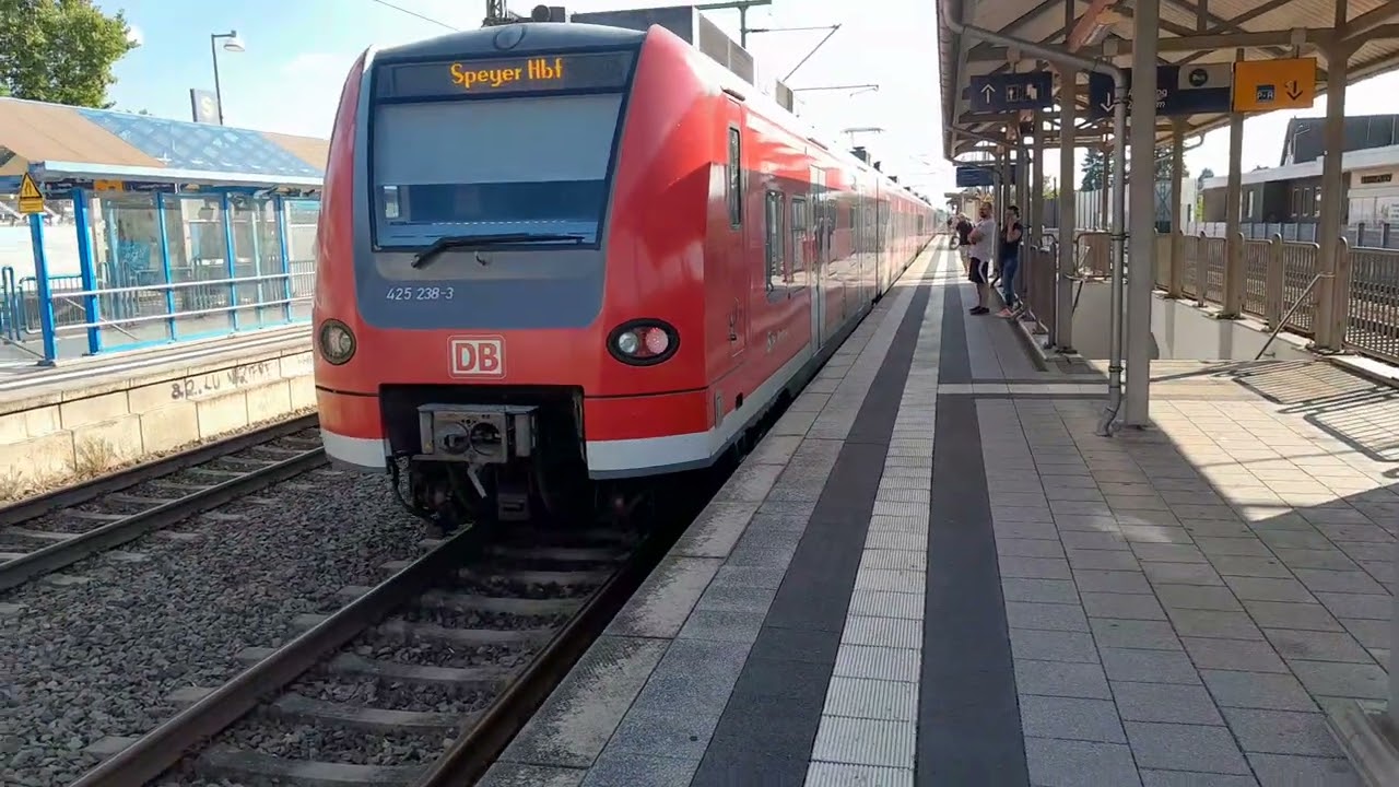 Zugverkehr in Limburgerhof Bahnhof mit BR 425,BR 429 mit Südwex Flirt und Güterzug mit BR 143