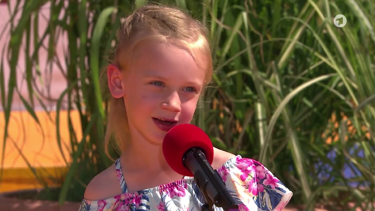 Sarah (6) singt 
