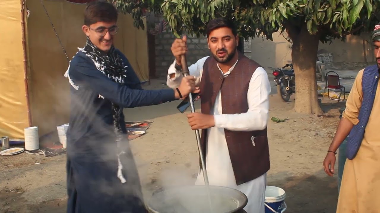ماشاءاللہ دولہ صاحب خود اپنی شادی میں بریانی چیک کرتے ہوئے❤️❤️❤️❤️