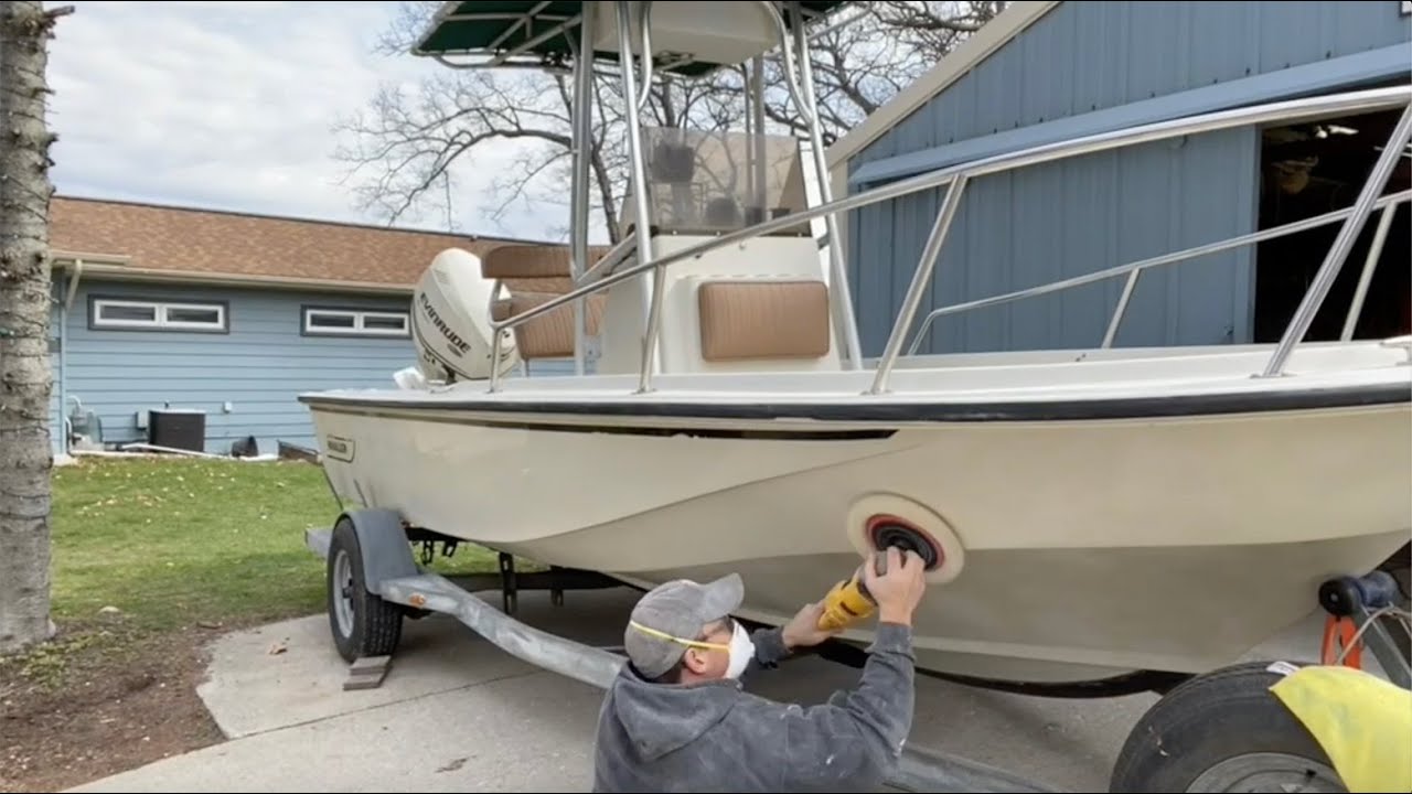 Gelcoat compounding and polishing on a Boston Whaler 1990 19 Outrage