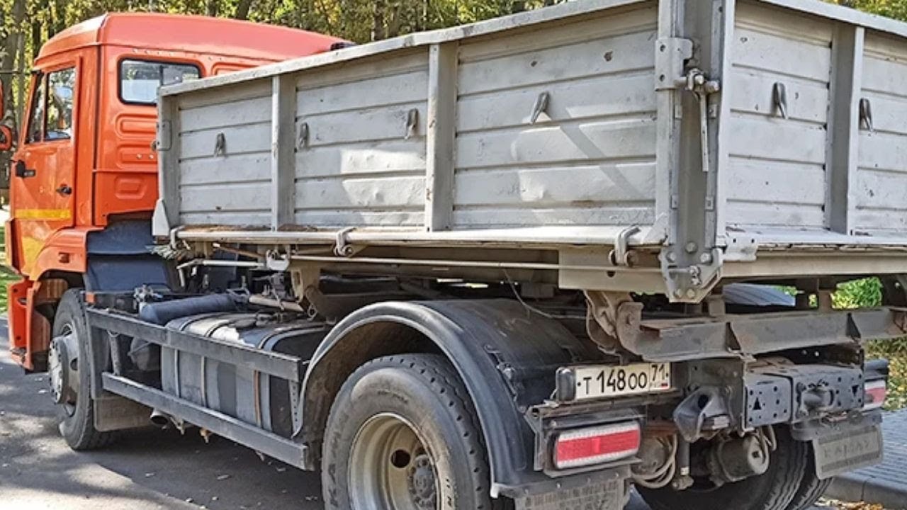 Встретил самосвал КАМАЗ с кузовом от старого ЗИЛа  И это не самоделка!