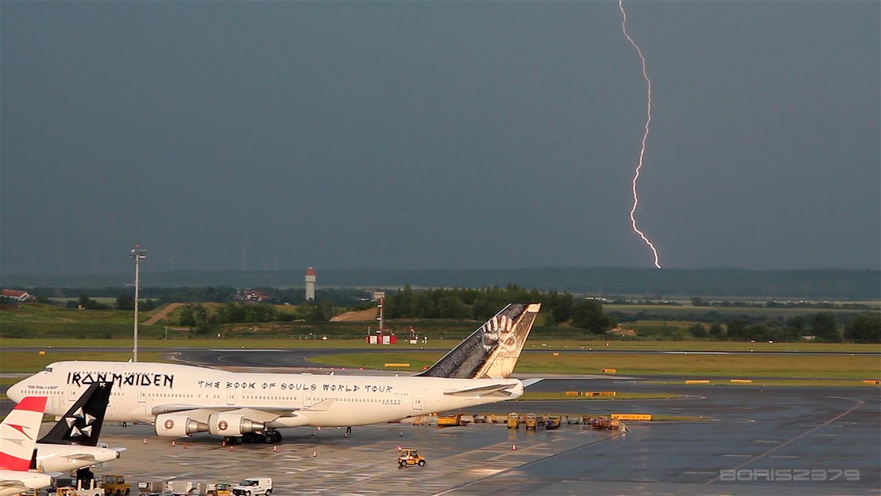 Iron Maiden's Ed Force One Boeing 747 landing at Vienna
