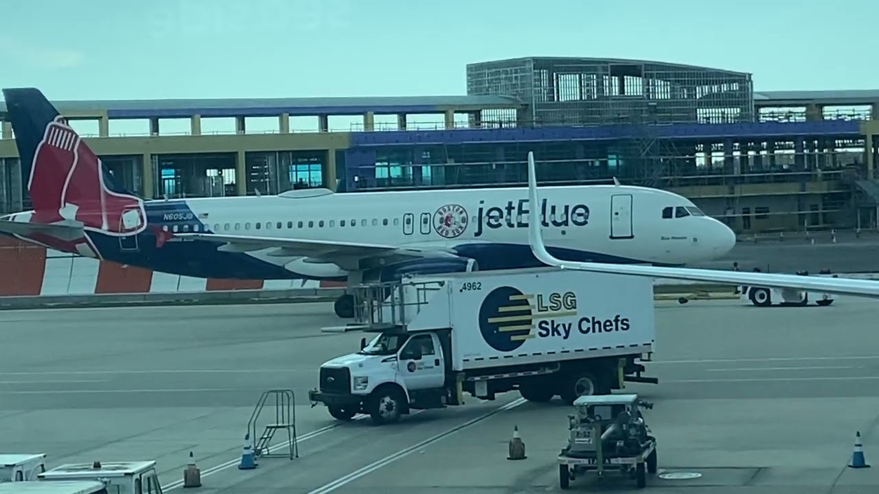 Специальный авиалайнер JetBlue с символикой Boston Red Sox #jetblue #boston #redsox