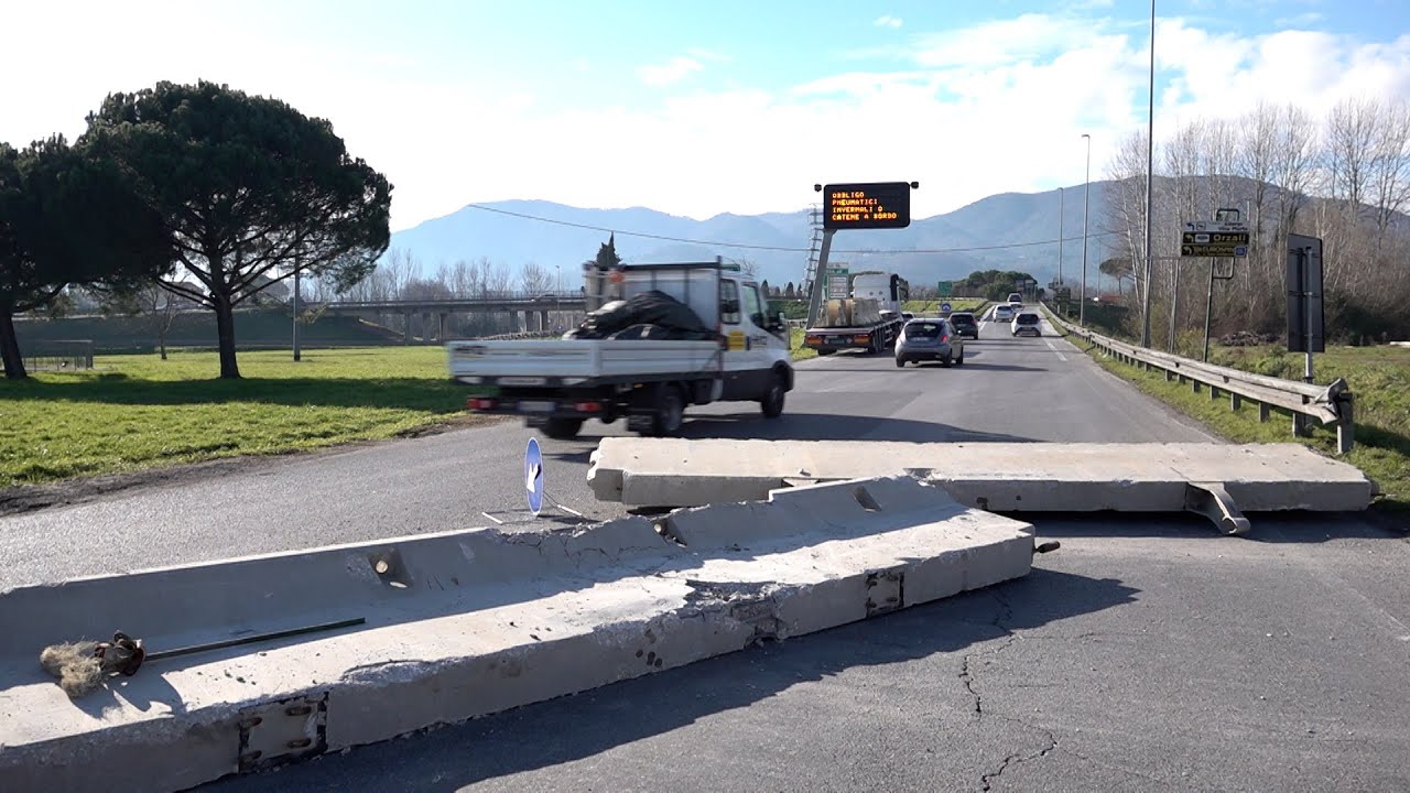 Camion perde grosso carico di cemento armato alla rotonda