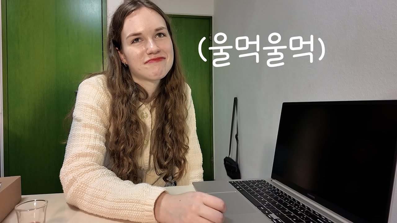 중국산 노트북에 속터지는 여친에게 최신 삼성 노트북을 깜짝 선물했더니..