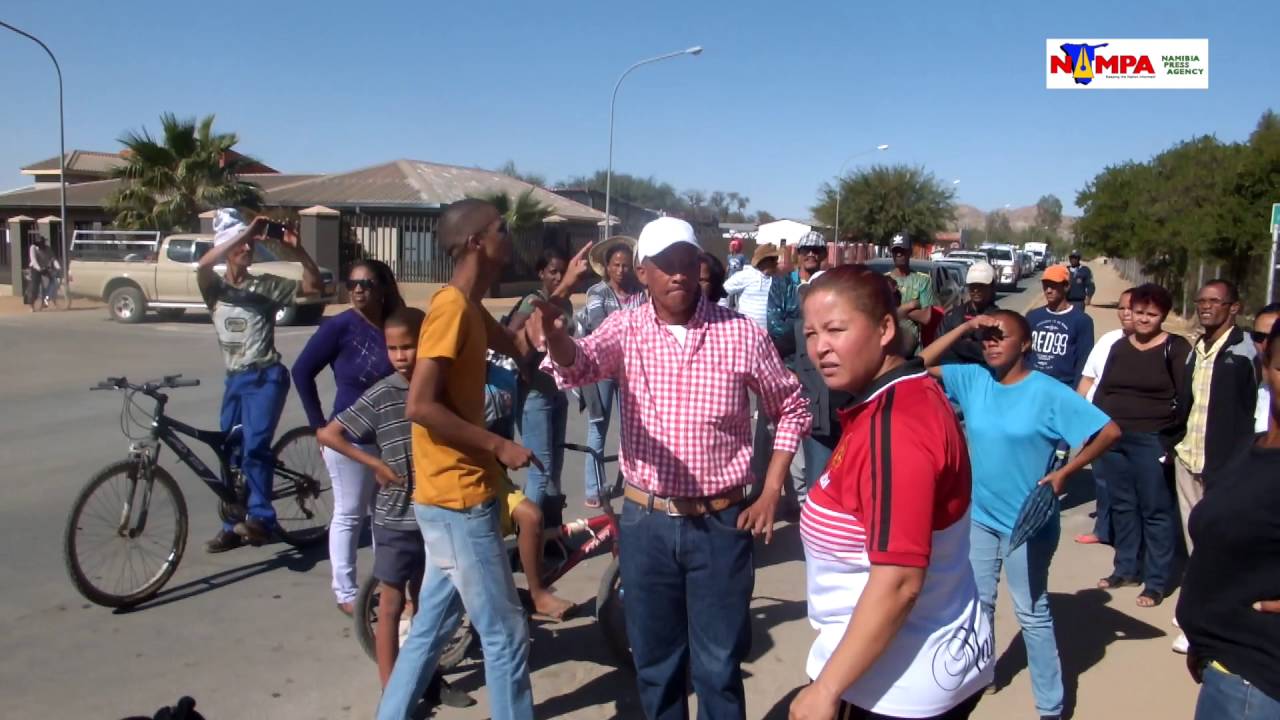 NAMPA: RHB landless petitioners greeted by locked gates 18 JUL 2015