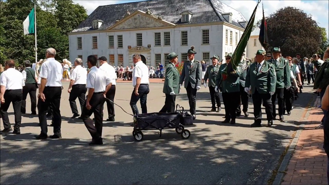 Schützenfest Dornum 2019 - Aufmarsch der Vereine auf dem Schlossplatz - Fahnenweihe