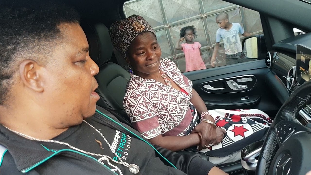 Dr Ndimande a receber o seu novo carro de luxo
