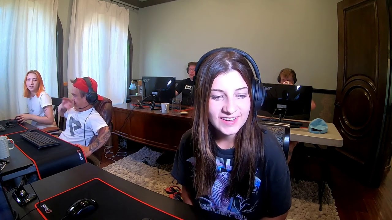 NAJGORSZY GRACZ WSKAKUJE DO BASENU! - zapis stream 05.05.2020