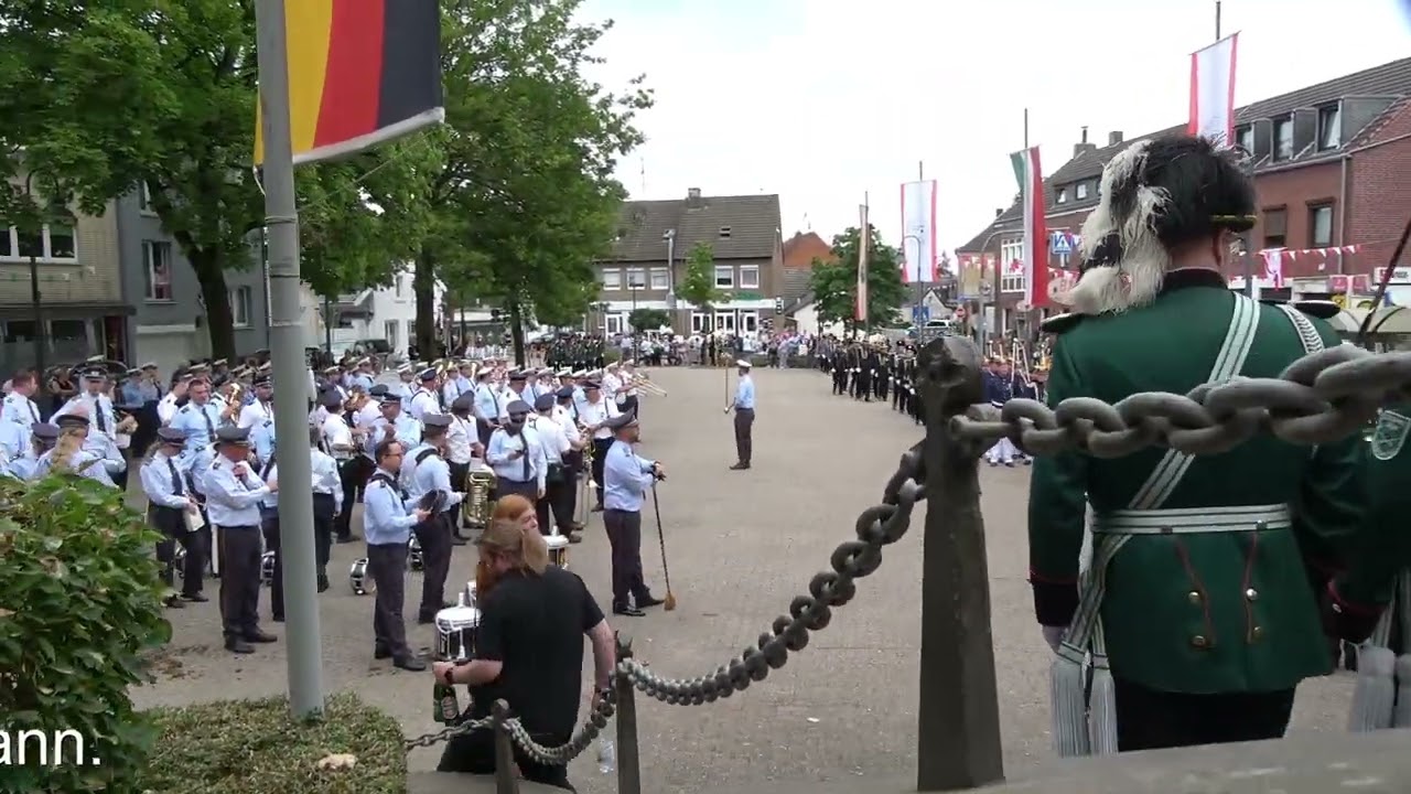 Schützenfest in Hemerden: Der Aufmarsch zur Festrede am 08. 07 2024