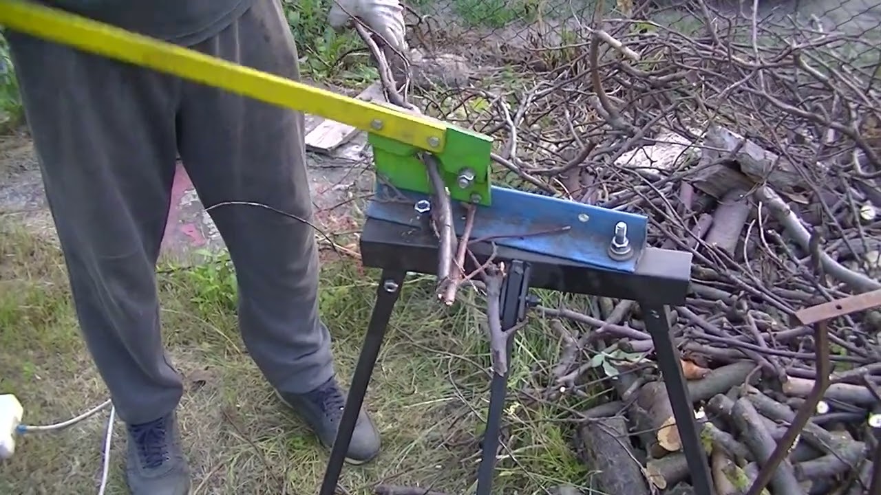 Rębak do gałęzi podczas pracy pod koniec filmu jest omówione z czego i jak jest zbudowany