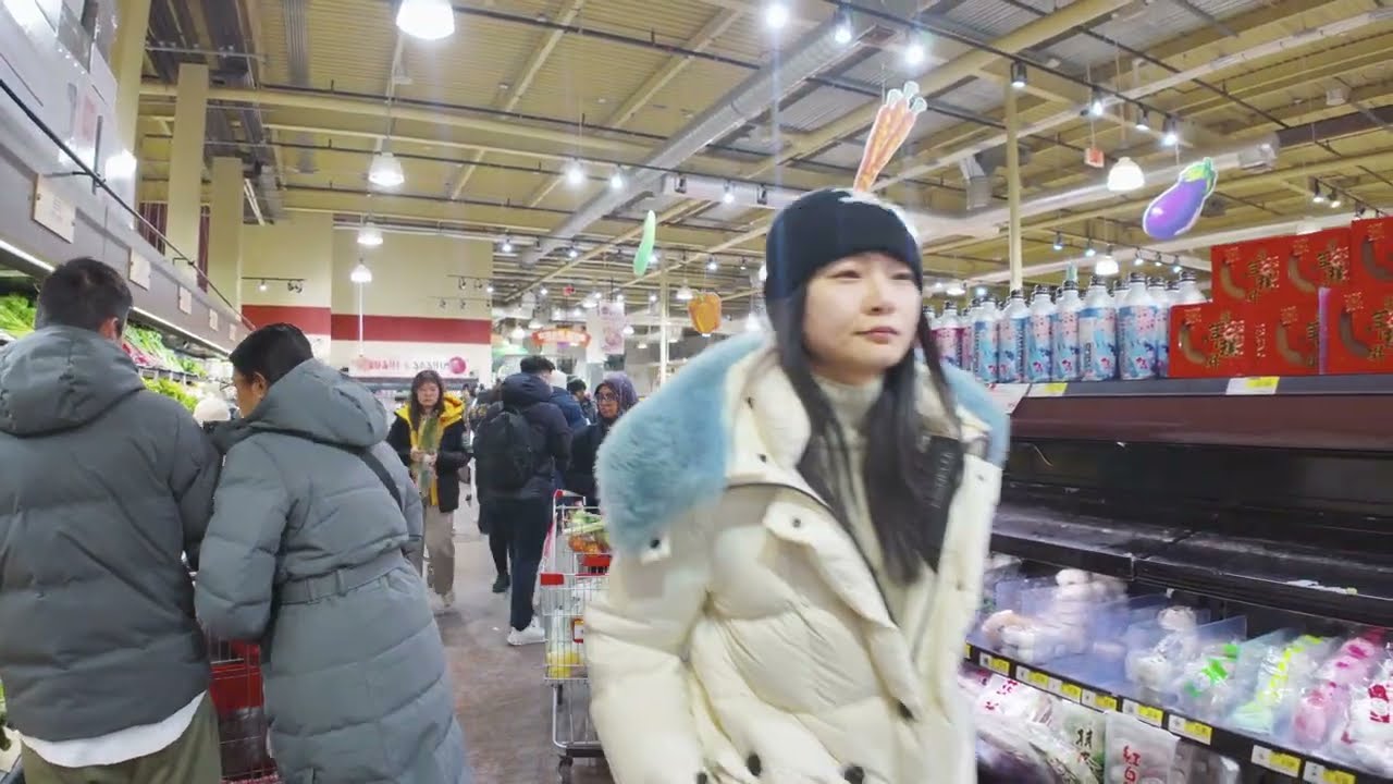 В магазине H-Mart прямо перед мощной снежной бурей — толпы людей повсюду.