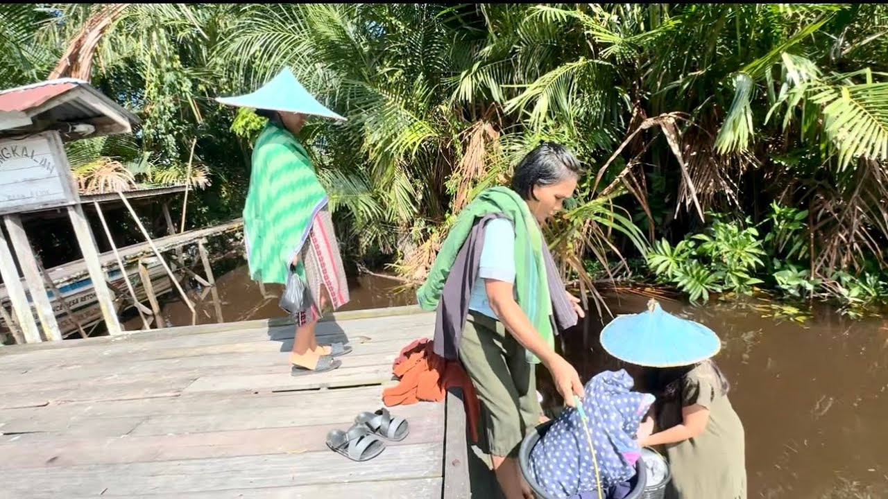 Suasana tenang perkampungan dayak kanayatn dipinggiran sungai retok kalbar