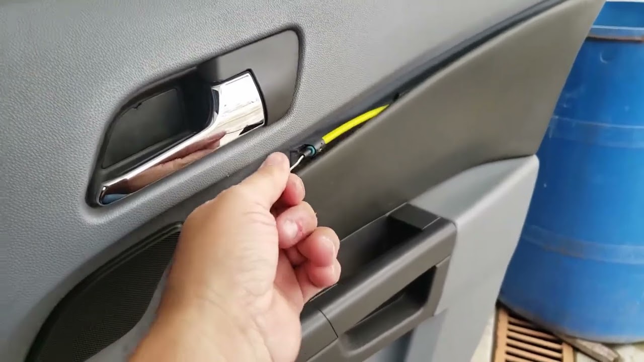 Porta Traseira Lado Direito N&atilde;o Abre Por Dentro nem Por Fora