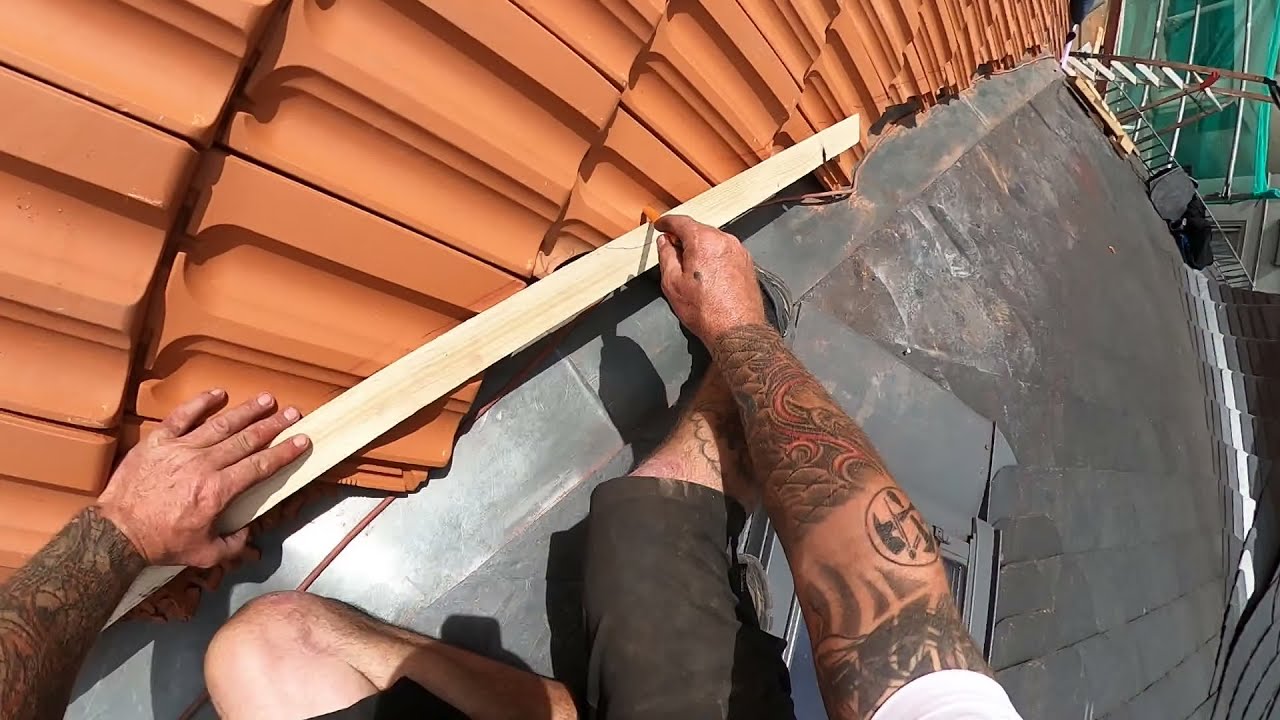 Ziegel in Kehle schneiden - Dachziegel Kehle decken - Live aus Gernsbach (Schwarzwald)  Dachdecker