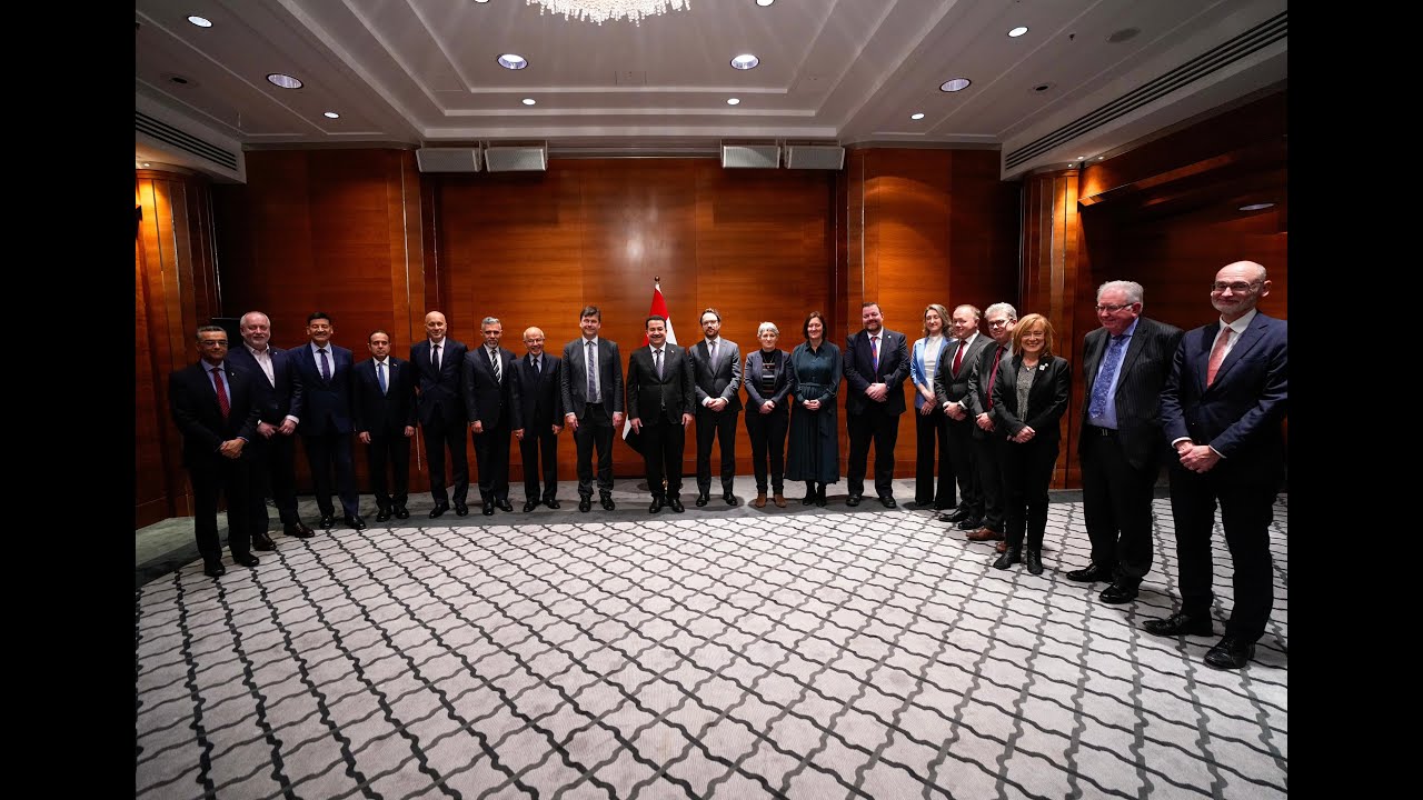 رئيس مجلس الوزراء السيد محمد شياع السوداني يستقبل مجموعة من رؤساء الجامعات البريطانية في لندن