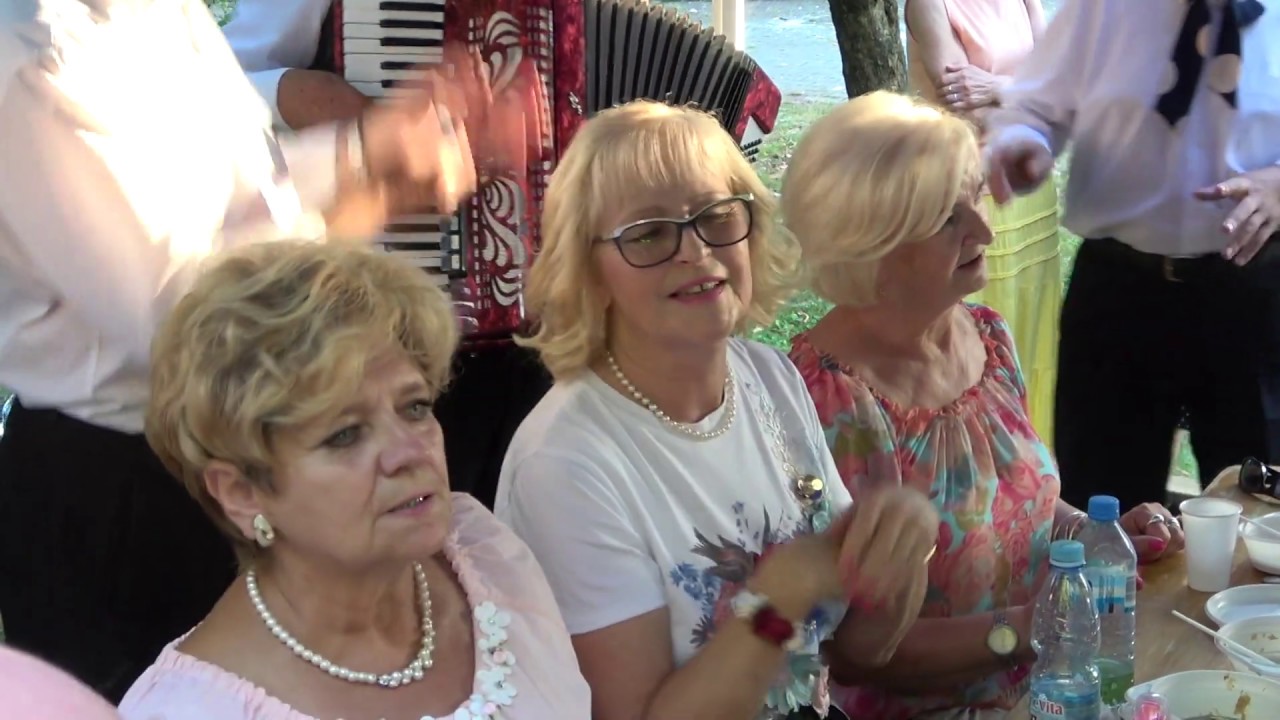 Żyjmy pełnym życiem. Występ zespołu Klubu Seniora w Garwolinie "Chwilo trwaj" na Festynie.