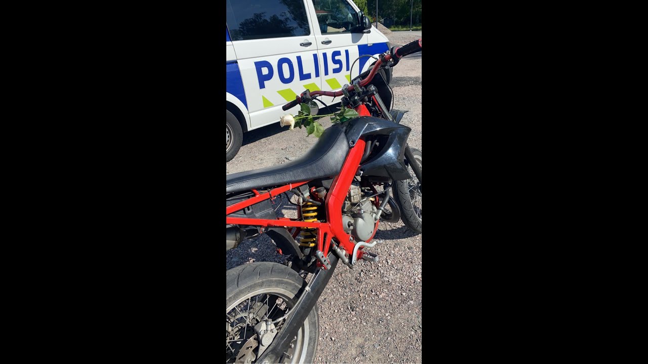 Mukavat poliisit pysäyttää 70cc derbin