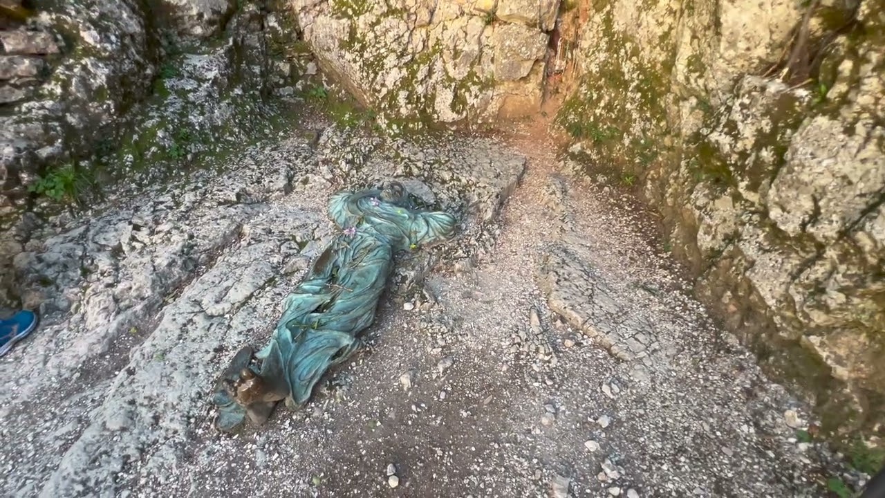 Eremo delle Carceri el lugar especial donde San Francisco de Asis acudía a rezar y meditar 4K