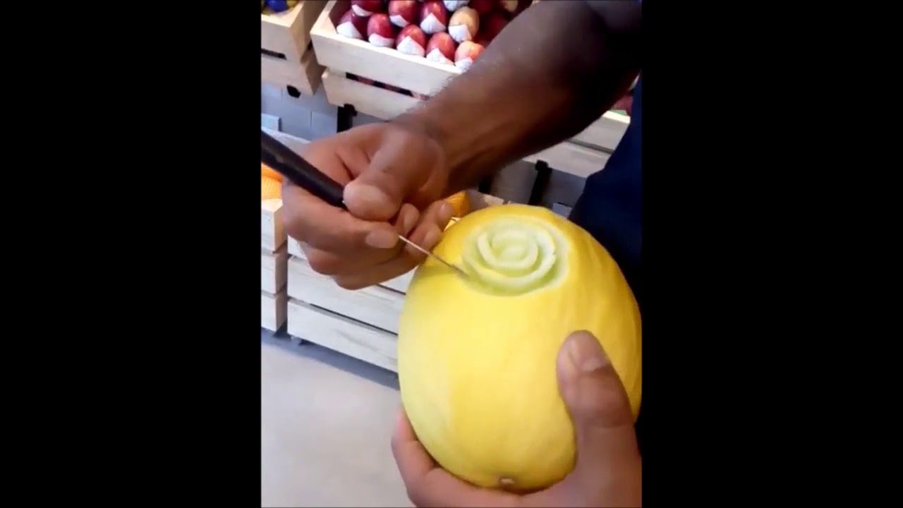 Aprenda a fazer uma linda flor no melão.