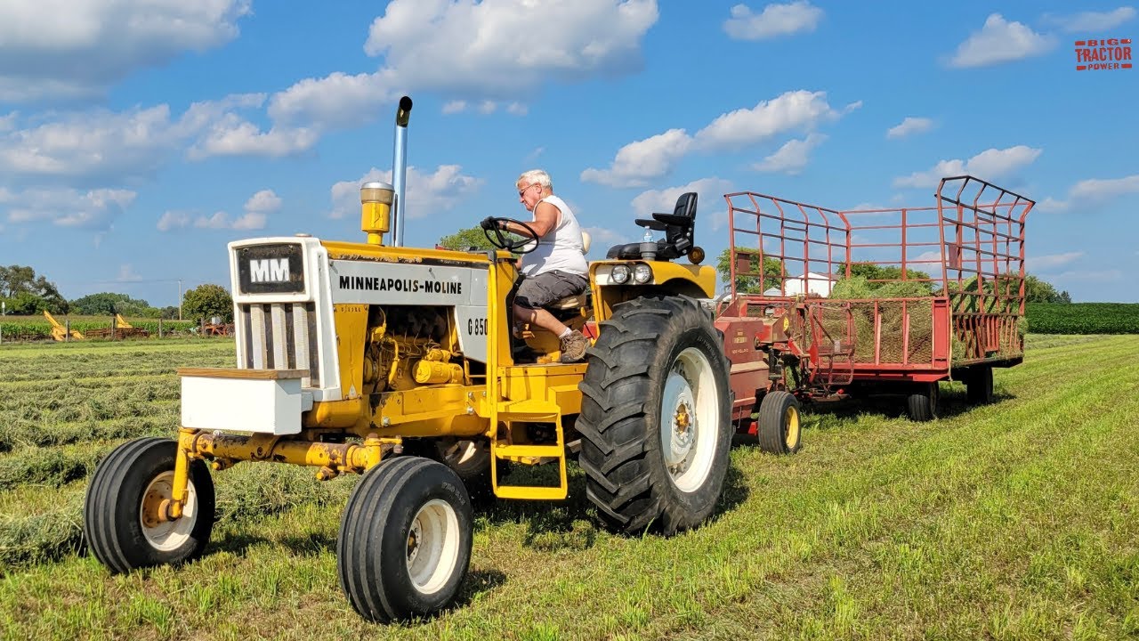 MINNEAPOLIS-MOLINE G850 Tractor Baling Hay