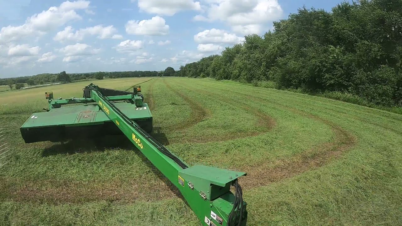 Mowing a little field with JD MOCO 946