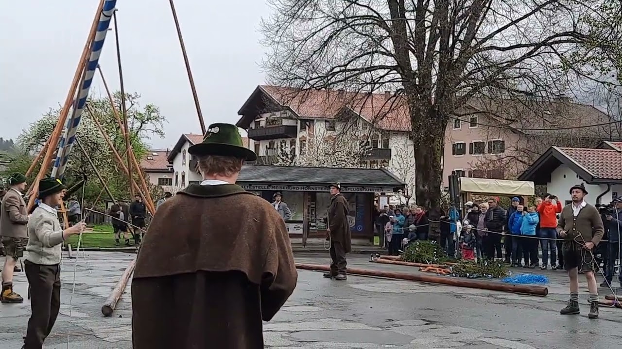Maibaum aufstellen in Mittenwald