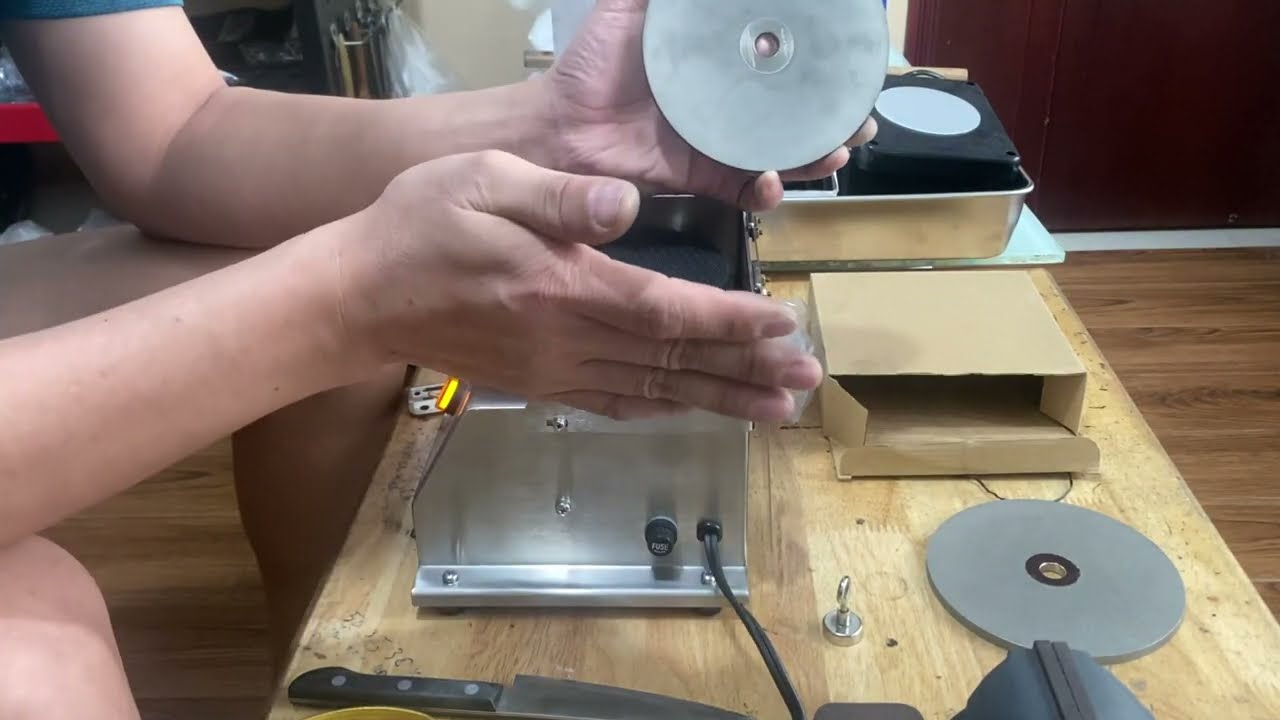 Máy mài dao, mài kéo, mài tông đơ tiện dụng 3 trong 1.