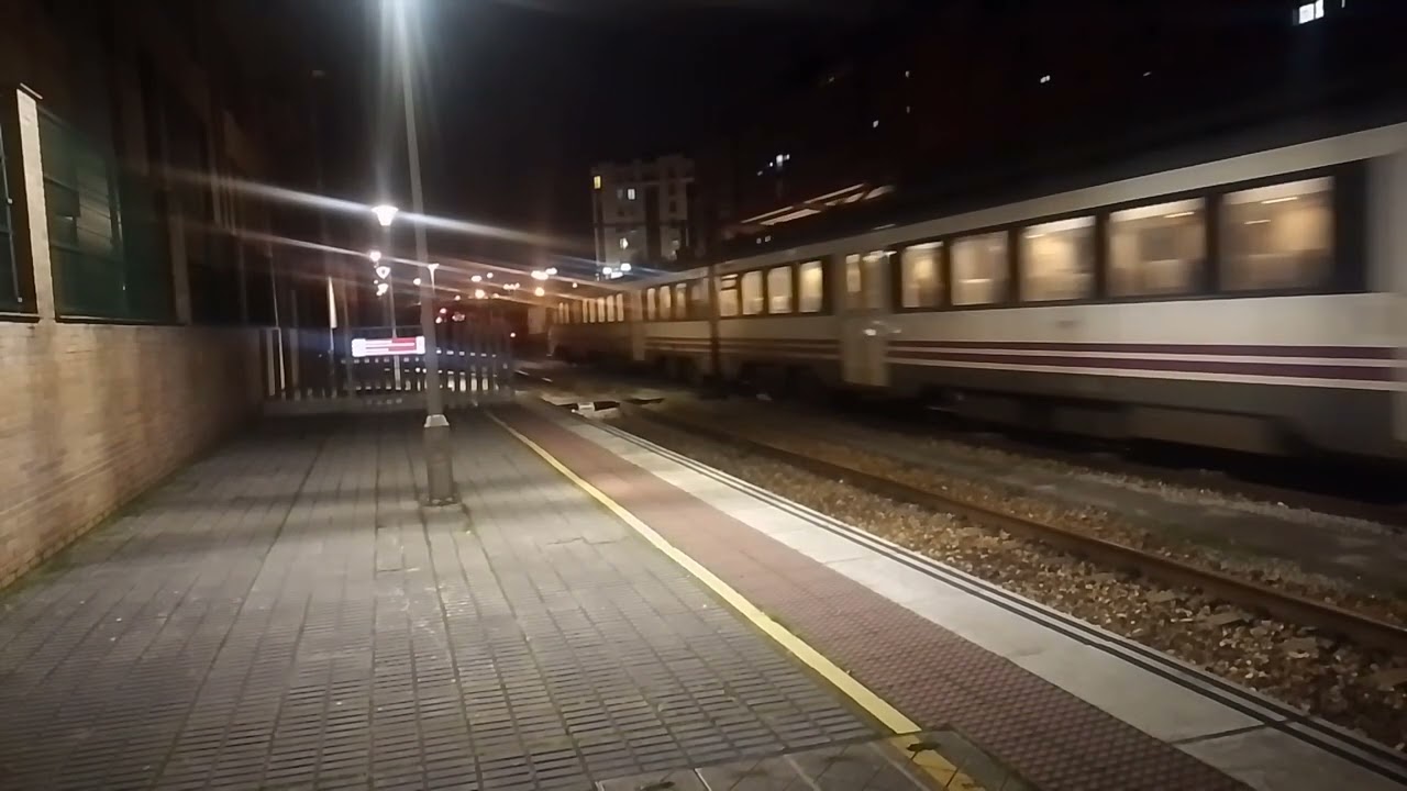 REX UT 440-239 destino Ponferrada entrando en la estación de Ponferrada 
